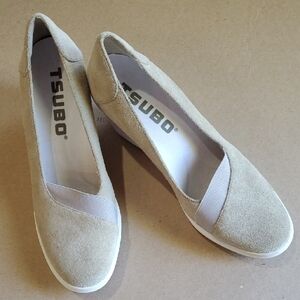 Tsubo Damira SuedeTan Wedge Slip-Ons with Elastic Panels. Never Worn 8.5